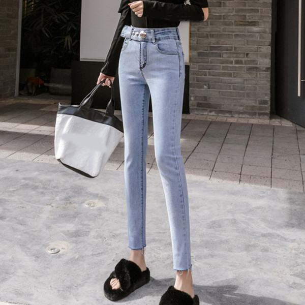 Női testhezálló farmer világoskék színben, magas derékkal, aszimmetrikus rögzítéssel