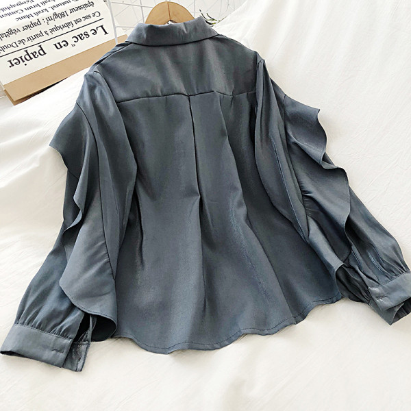 Cămașă de damă de culoare gri, bej și alb cu guler clasic și mâneci lungi