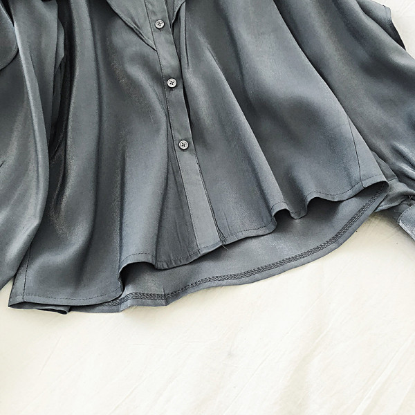 Cămașă de damă de culoare gri, bej și alb cu guler clasic și mâneci lungi