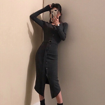 Szürke színű, testhezálló aszimmetrikus ruha gombokkal és övvel