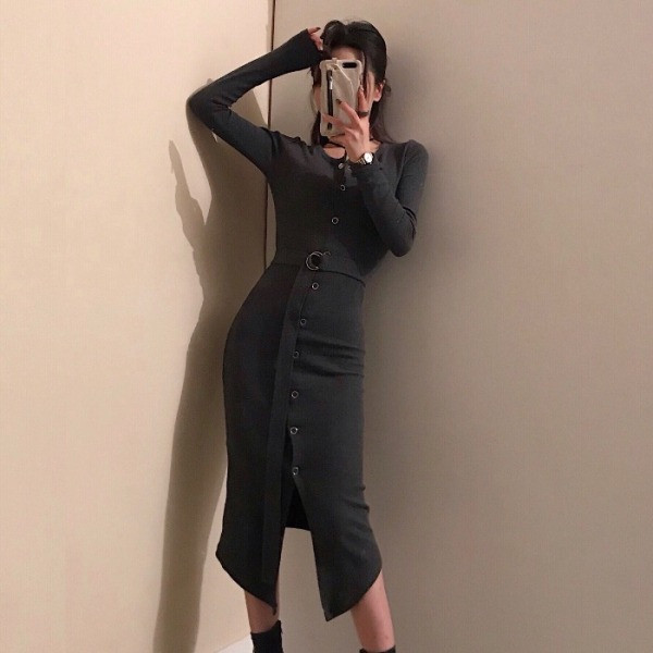 Szürke színű, testhezálló aszimmetrikus ruha gombokkal és övvel