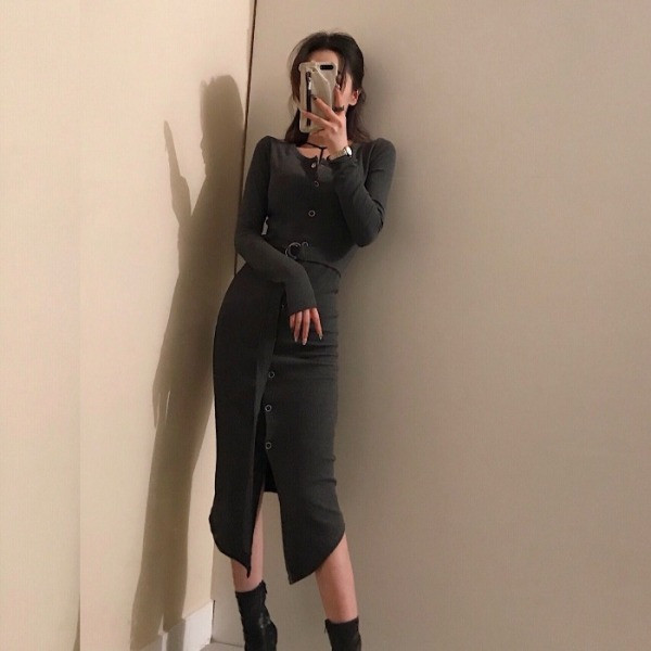 Szürke színű, testhezálló aszimmetrikus ruha gombokkal és övvel