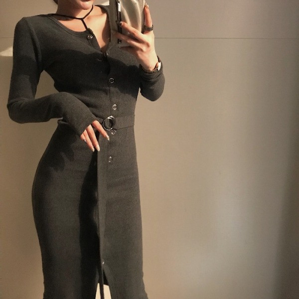 Szürke színű, testhezálló aszimmetrikus ruha gombokkal és övvel