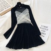 Női bársonyruha fekete színben V-nyakkal és tüllvel