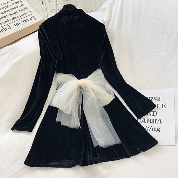 Női bársonyruha fekete színben V-nyakkal és tüllvel