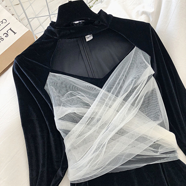 Női bársonyruha fekete színben V-nyakkal és tüllvel