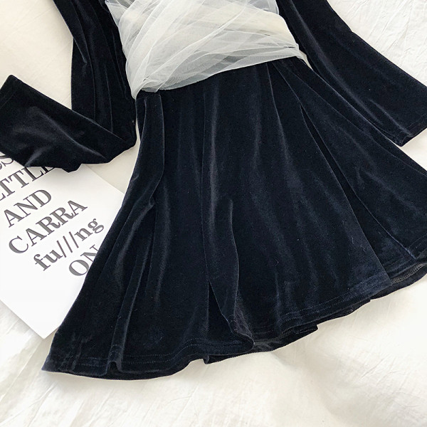 Női bársonyruha fekete színben V-nyakkal és tüllvel