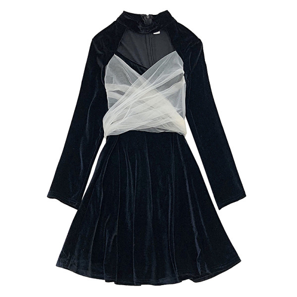 Női bársonyruha fekete színben V-nyakkal és tüllvel