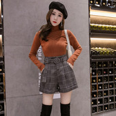 Rövid kockás rövidnadrág magas derékkal és széles, barna és szürke modell övvel