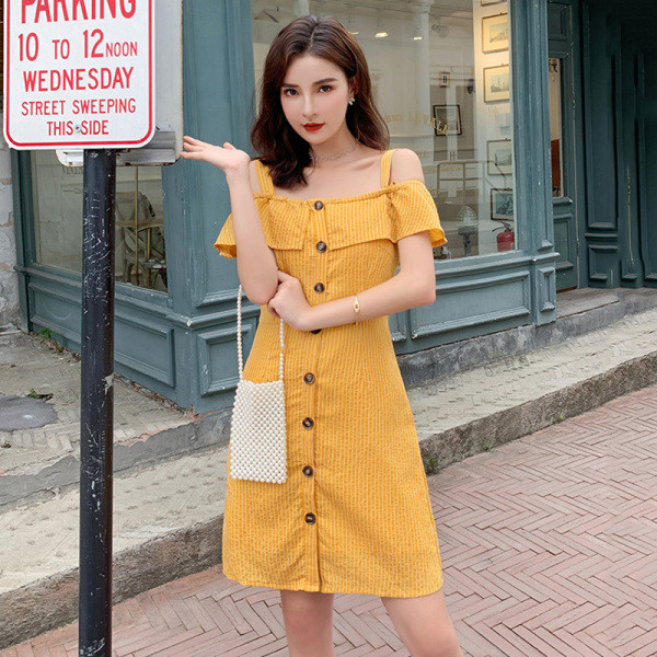 Rochie model nou cu umerii goi si bucle cu nasturi de culoare galbena