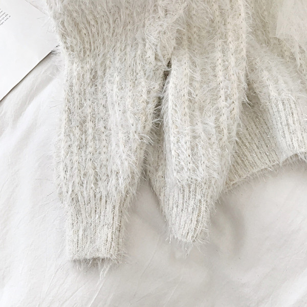 Pulover de dama modern de culoare alba cu decolteu rotund si tul