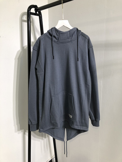 Aszimmetrikus férfi pulóver kapucnival és nyakkendővel kék, szürke, bordó és fekete színben