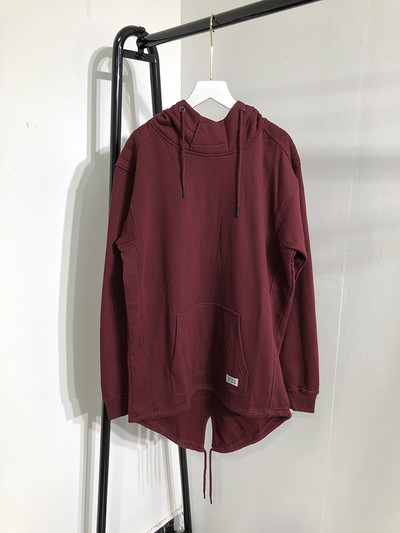 Aszimmetrikus férfi pulóver kapucnival és nyakkendővel kék, szürke, bordó és fekete színben