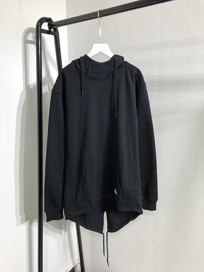 Aszimmetrikus férfi pulóver kapucnival és nyakkendővel kék, szürke, bordó és fekete színben