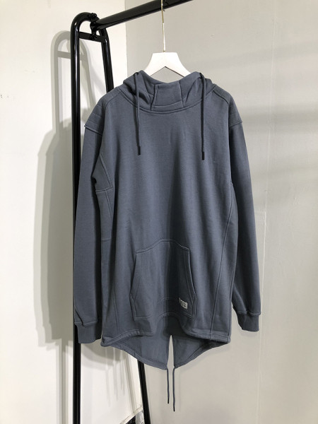 Aszimmetrikus férfi pulóver kapucnival és nyakkendővel kék, szürke, bordó és fekete színben