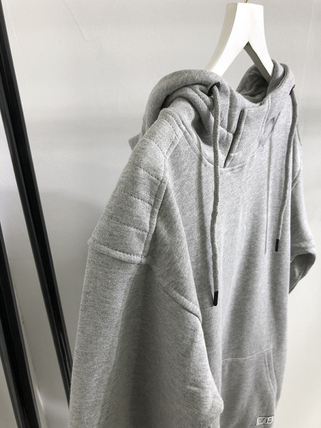 Aszimmetrikus férfi pulóver kapucnival és nyakkendővel kék, szürke, bordó és fekete színben