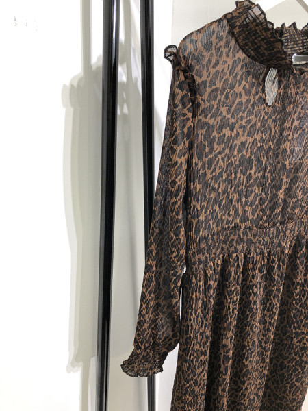 Hosszú szabású ruha elasztikus derékkal, barna színben, leopárd mintával