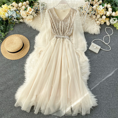 Stílusos női ruha fekete, rózsaszín és bézs színben, flitterekkel és tüllel