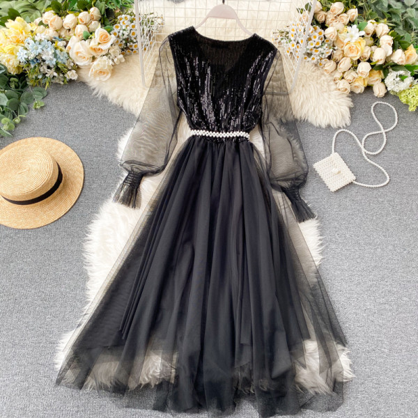 Stílusos női ruha fekete, rózsaszín és bézs színben, flitterekkel és tüllel