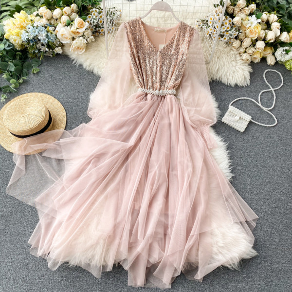 Stílusos női ruha fekete, rózsaszín és bézs színben, flitterekkel és tüllel