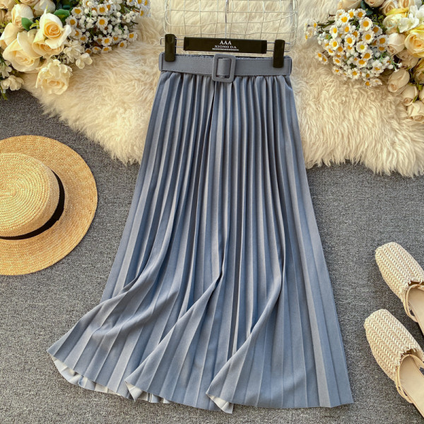 Női hajtogatott szoknya magas derékkal és övvel, kék, sárga, piros és bézs színben