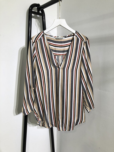 Alkalmi női blúz V-nyakú és 7/8-as ujjakkal