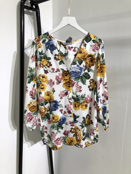 Alkalmi női blúz V-nyakú és 7/8-as ujjakkal