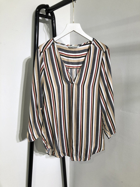 Alkalmi női blúz V-nyakú és 7/8-as ujjakkal