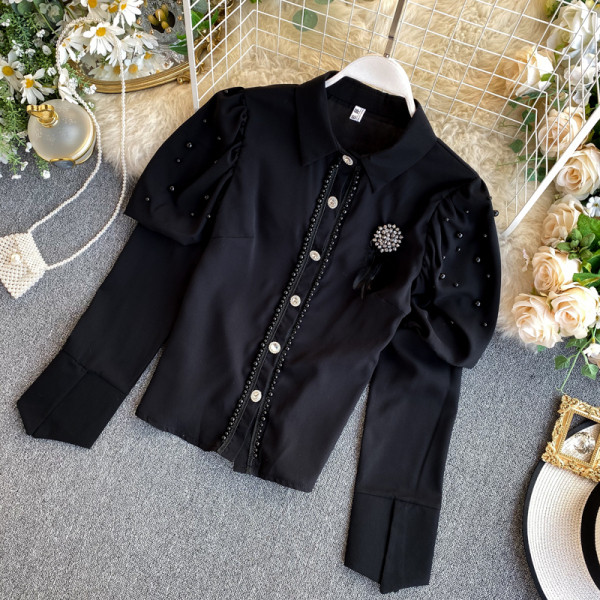 Modern női ing fehér és fekete színben gyöngyökkel és széles ujjakkal