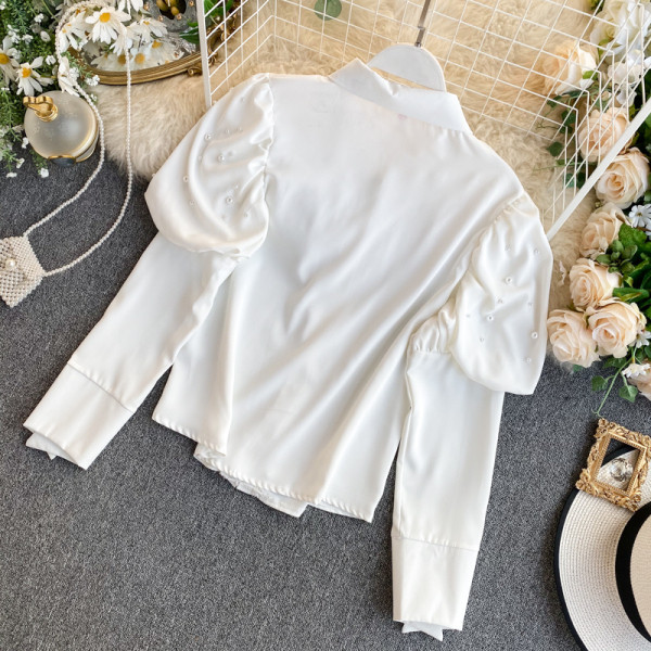 Modern női ing fehér és fekete színben gyöngyökkel és széles ujjakkal