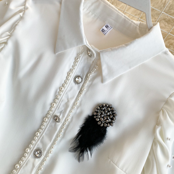 Modern női ing fehér és fekete színben gyöngyökkel és széles ujjakkal