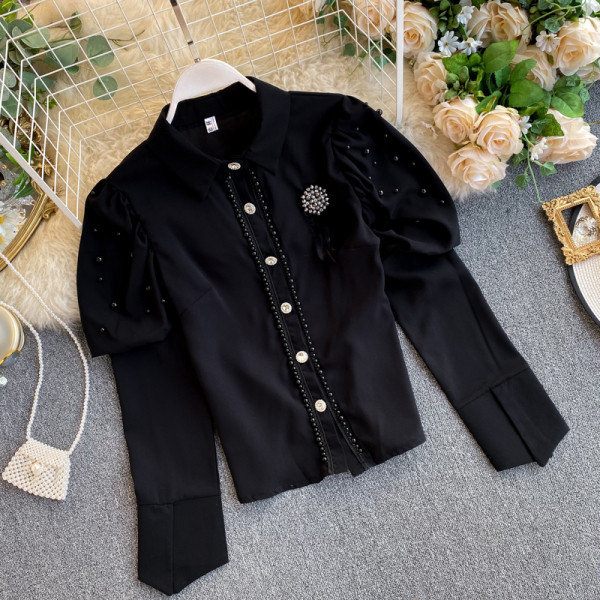 Modern női ing fehér és fekete színben gyöngyökkel és széles ujjakkal