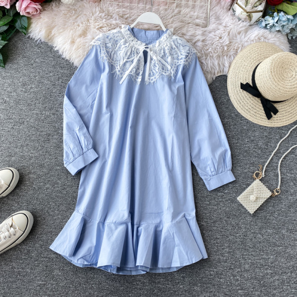 Modern női ruha hosszú ujjal és csipkével kék, fehér és fekete színben