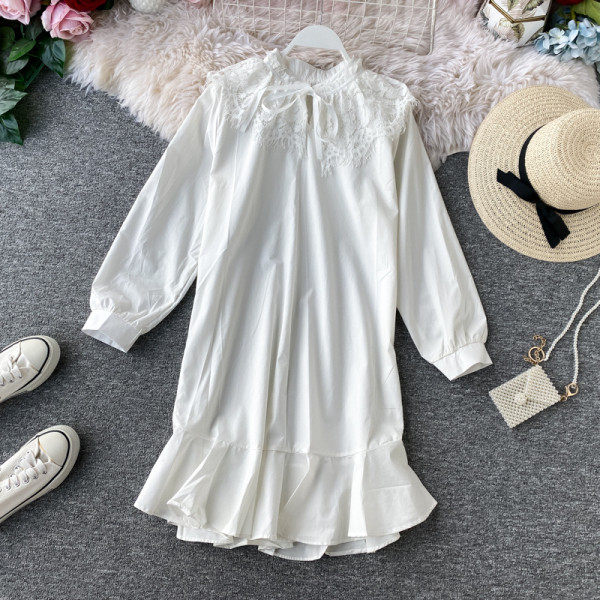 Modern női ruha hosszú ujjal és csipkével kék, fehér és fekete színben