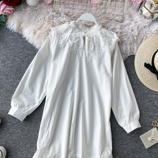 Modern női ruha hosszú ujjal és csipkével kék, fehér és fekete színben