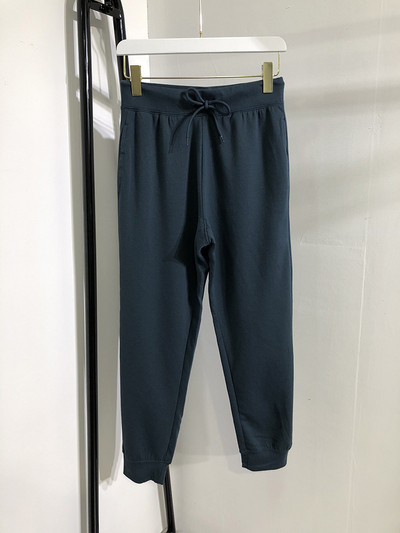 Női sportnadrág elasztikus derékkal és nyakkendővel fekete, szürke és kék színben