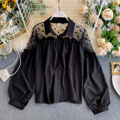 Stílusos női ing fehér és fekete színben klasszikus gallérral és széles ujjakkal