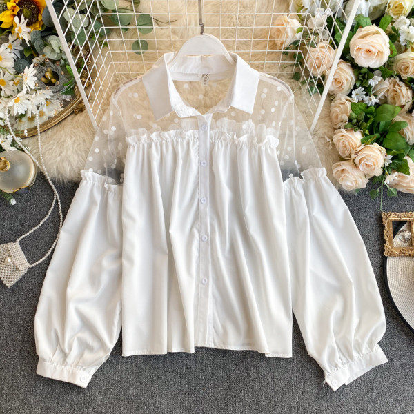 Stílusos női ing fehér és fekete színben klasszikus gallérral és széles ujjakkal