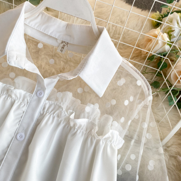 Stílusos női ing fehér és fekete színben klasszikus gallérral és széles ujjakkal