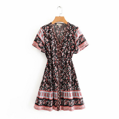 Rövid tavaszi-nyári ruha V-nyakkal és fűzős rózsaszín és virágmintás