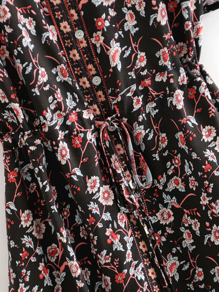 Rövid tavaszi-nyári ruha V-nyakkal és fűzős rózsaszín és virágmintás