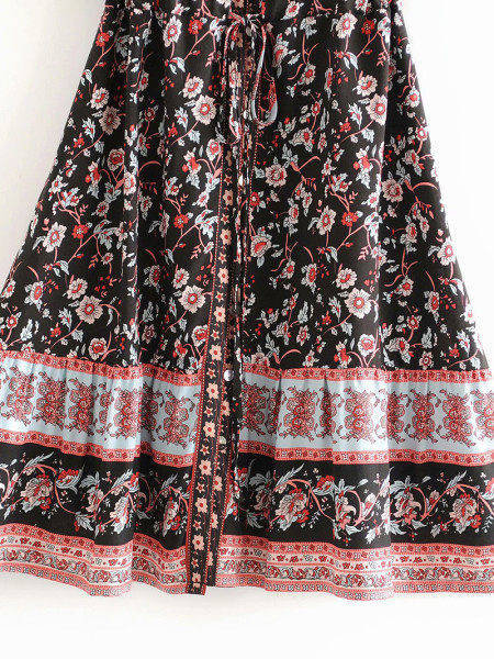 Rövid tavaszi-nyári ruha V-nyakkal és fűzős rózsaszín és virágmintás