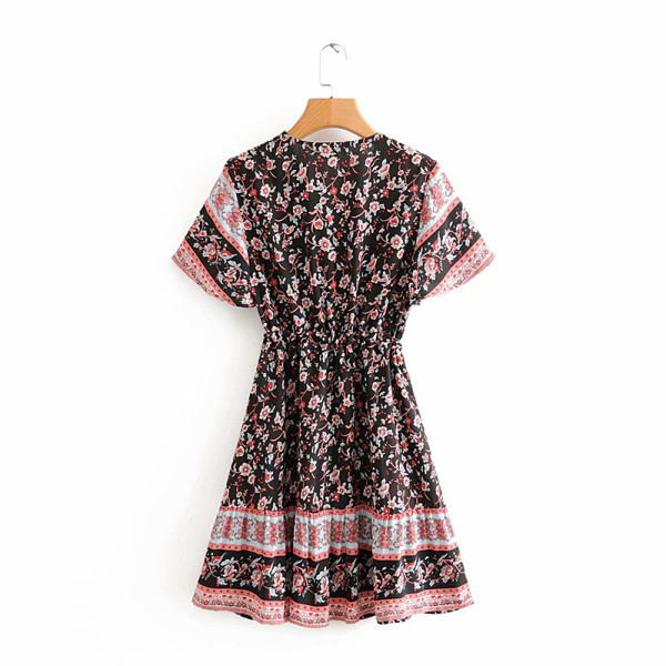 Rövid tavaszi-nyári ruha V-nyakkal és fűzős rózsaszín és virágmintás