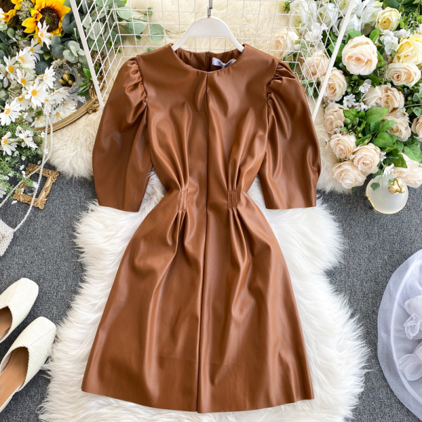 Rochie de damă cu mâneci bufante scurte și decolteu rotund în maro, bej și negru