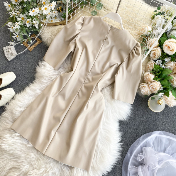 Rochie de damă cu mâneci bufante scurte și decolteu rotund în maro, bej și negru