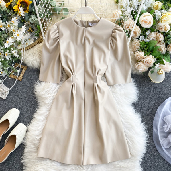 Rochie de damă cu mâneci bufante scurte și decolteu rotund în maro, bej și negru