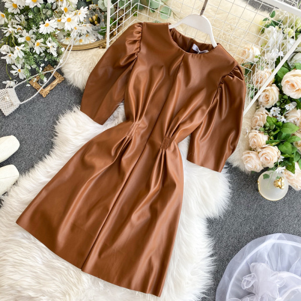 Rochie de damă cu mâneci bufante scurte și decolteu rotund în maro, bej și negru