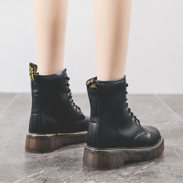 Női csizma eko bőrből, magas talppal, fekete színben