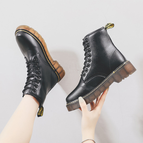 Női csizma eko bőrből, magas talppal, fekete színben