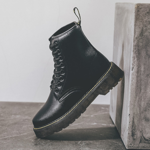 Női csizma eko bőrből, magas talppal, fekete színben